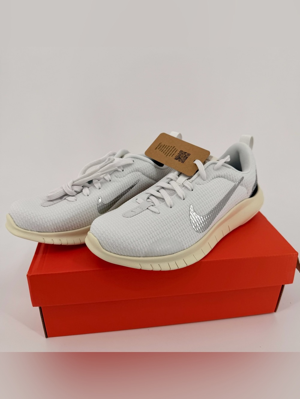 Nike Flex Experience Run 12 White Metallic Silver Women’s 6 NWT